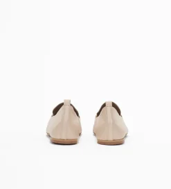 Beżowe loafersy damskie