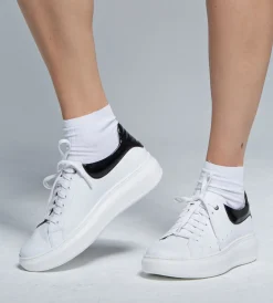 Białe sneakersy damskie