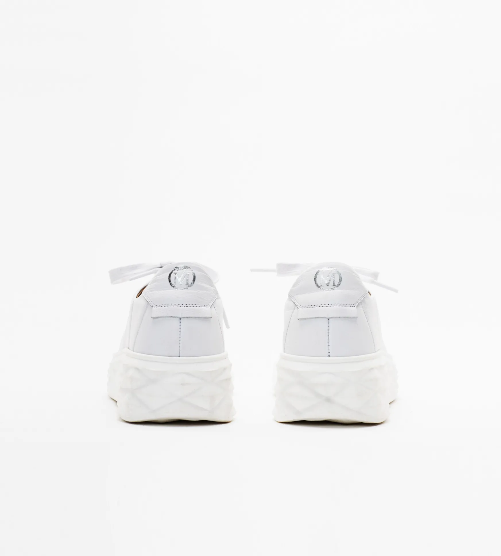 Białe sneakersy damskie